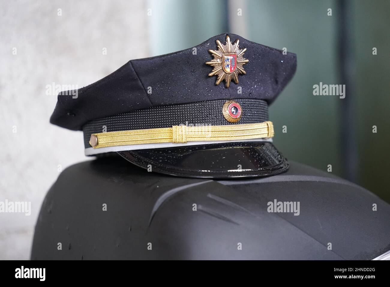 Kiel, Allemagne. 16th févr. 2022. Une casquette de police se trouve sur un  cas de scooter lors d'un événement de presse pour la première équipe de  bicyclettes dans le Schleswig-Holstein. À l'avenir,