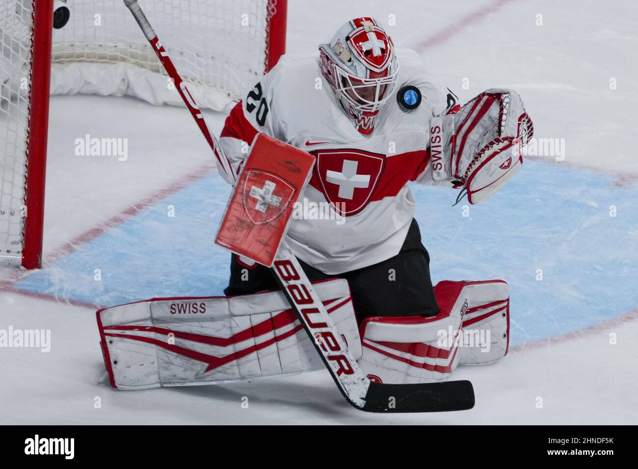 Pékin, Chine. 16th févr. 2022. Le gardien de but suisse Andrea Braendli #20 enregistre un tir lors de son match de médaille de bronze de hockey sur glace féminin contre la Finlande au centre sportif de Wukesong aux Jeux Olympiques d'hiver de Beijing 2022 le mercredi 16 février 2022. Photo de Paul Hanna/UPI crédit: UPI/Alay Live News Banque D'Images