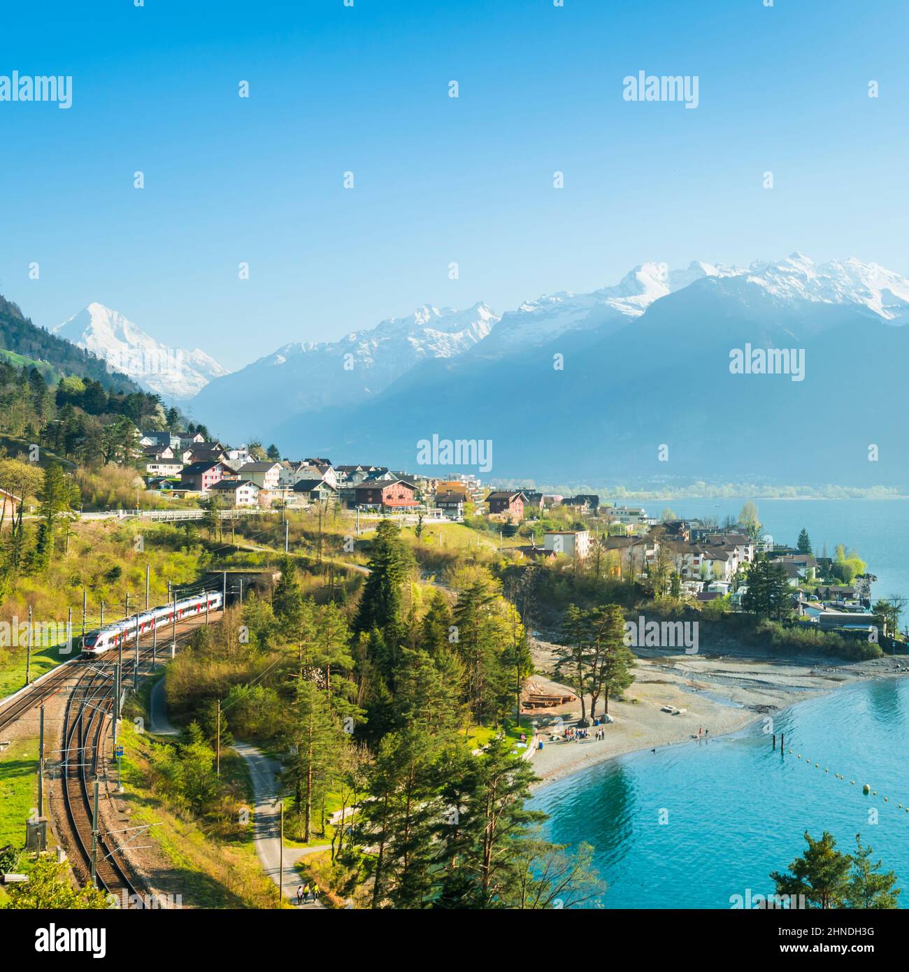 Vue sur la petite ville dans les montagnes des Alpes. Chemin de fer le long du lac de Lucerne. Canton d'Uri. Banque D'Images