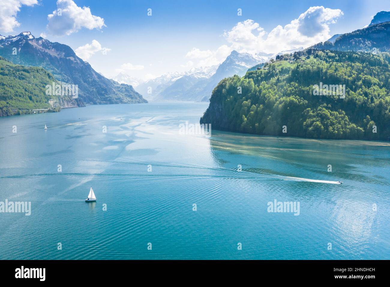 Suisse. Voile blanc d'un yacht sur le lac de Lucerne. Canton de Schwyz. Les sommets des Alpes dans la neige. Petites villes d'Europe. Vue aérienne. Banque D'Images