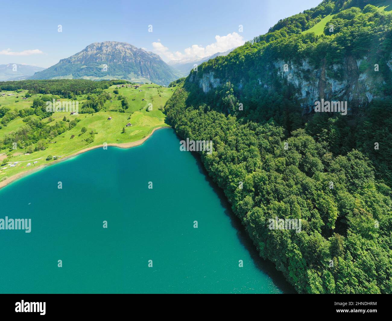 Le Seelisberg est un lac situé au-dessous du village du canton d'Uri, en Suisse. Le lac est d'environ 18 ha, 700 à 800 m de long, 350 m de large et 37 m de profondeur Banque D'Images
