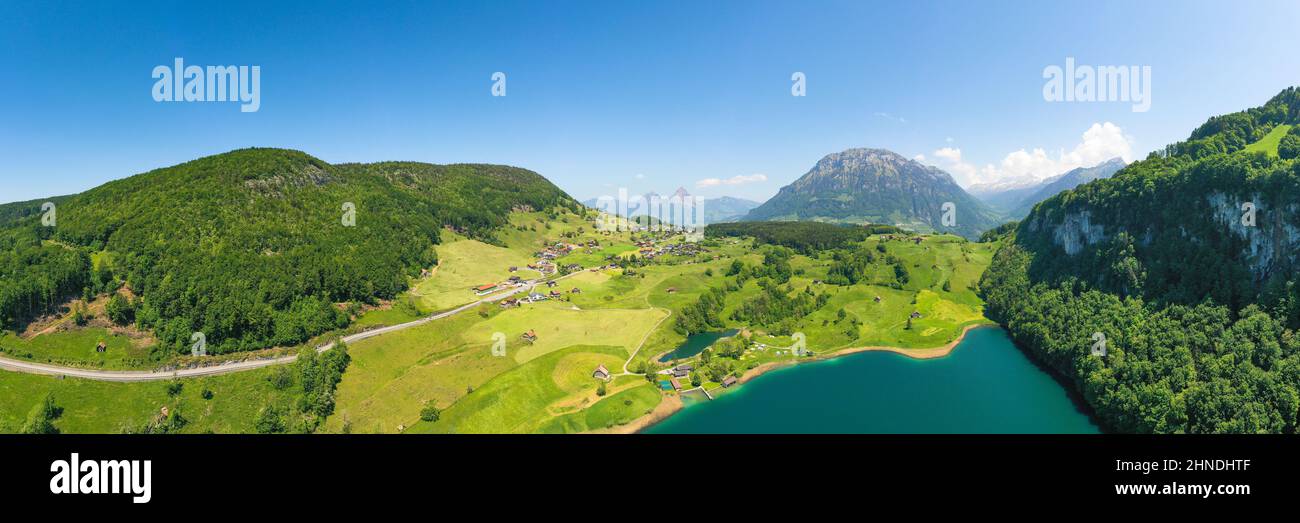 Le village de Seelisberg est situé sur la montagne de Brandegg (1108 m). Le Seelisberg est un lac situé au-dessous du village du canton d'Uri, en Suisse. Le lac Banque D'Images