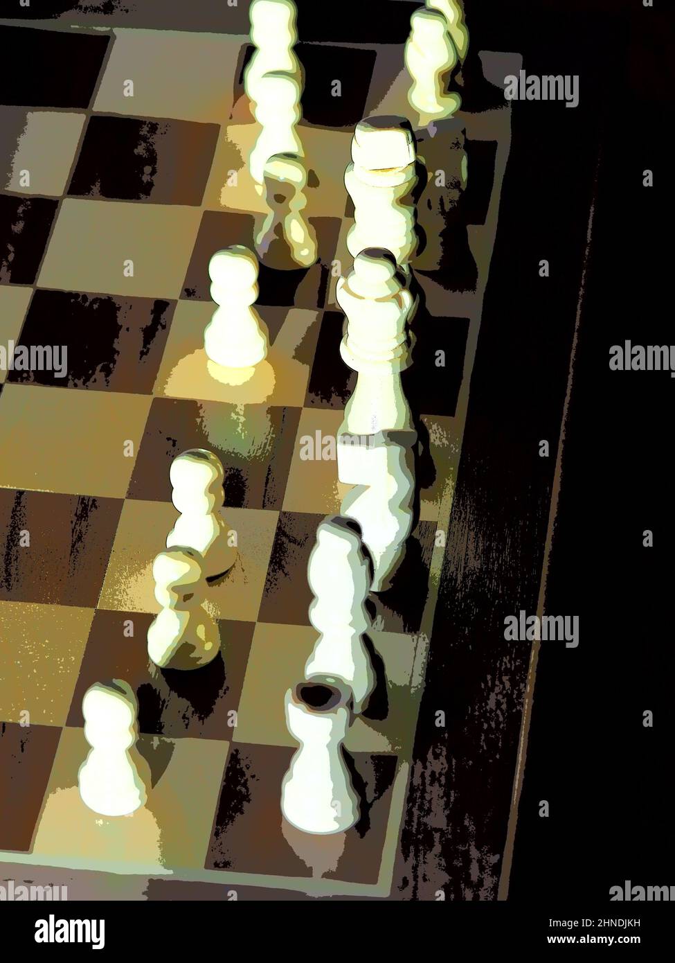 pièces d'échecs illuminées de façon spectaculaire sur une planche Banque D'Images
