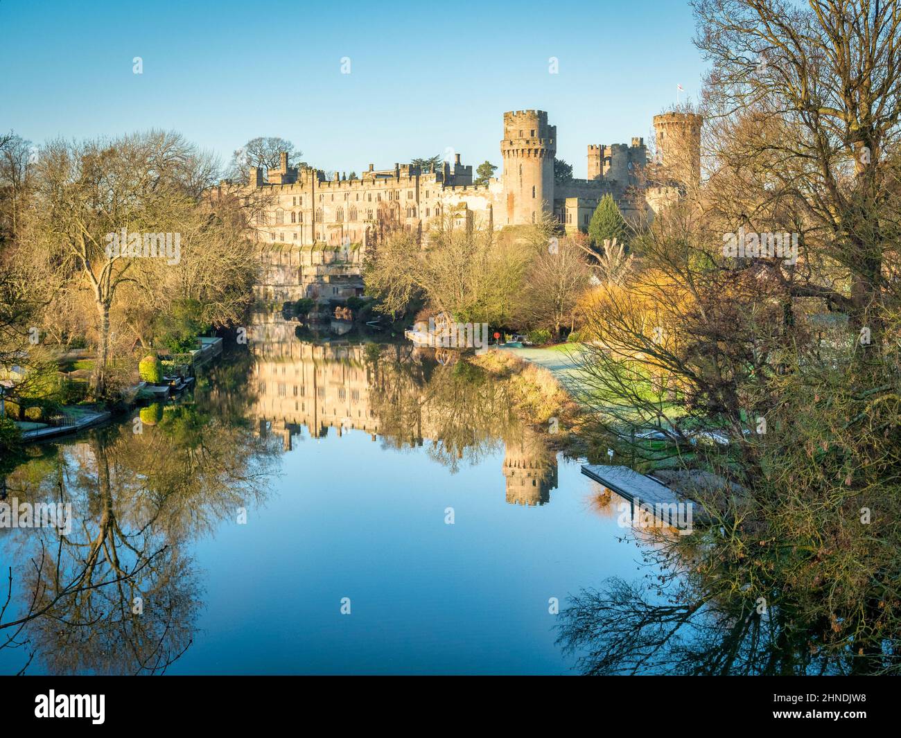 17 janvier 2022: Château de Warwick, Warwickshire, Royaume-Uni - Château de Warwick reflété dans la rivière Avon lors d'une belle journée d'hiver ensoleillée avec un ciel bleu clair. Banque D'Images