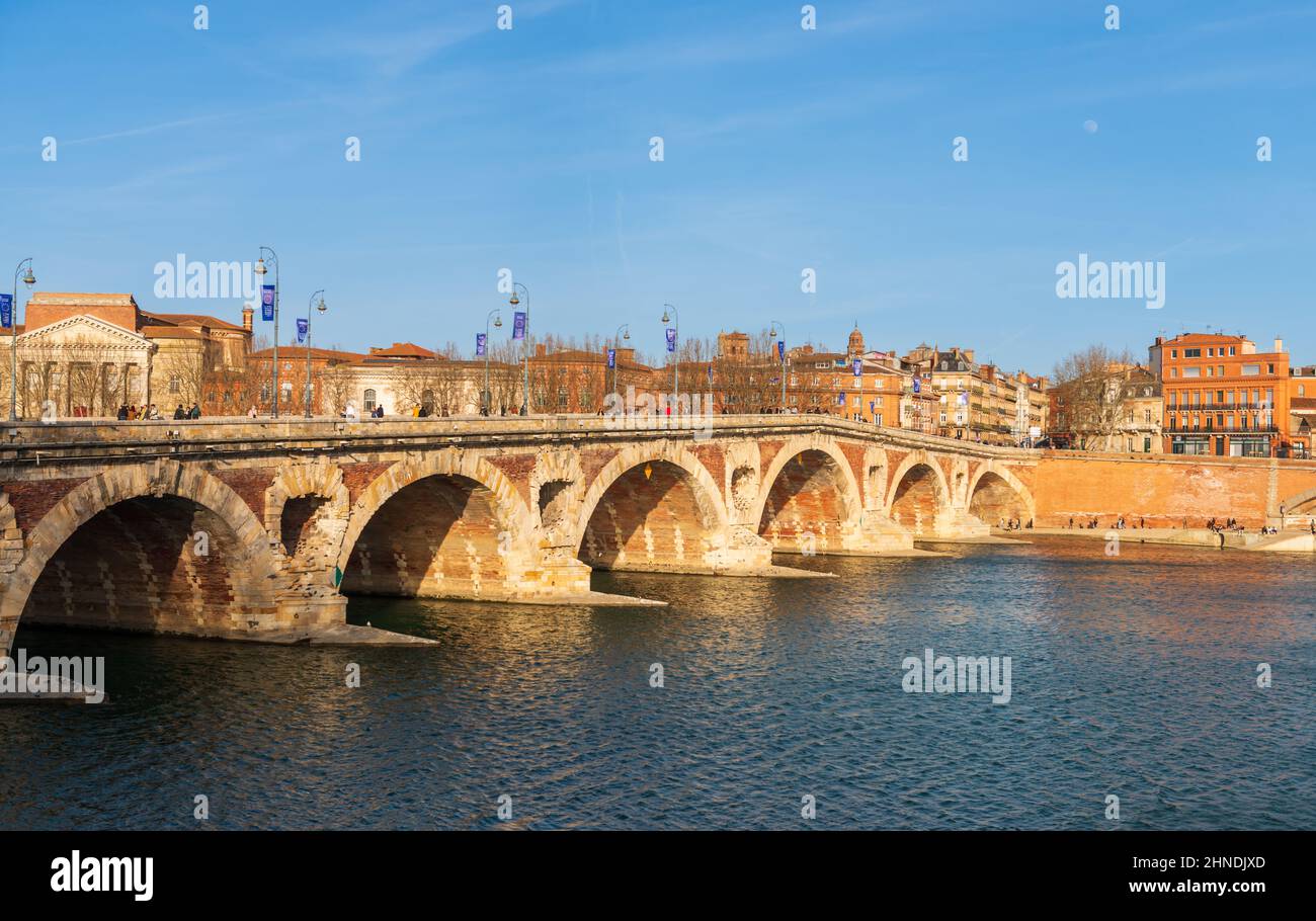 Pont neuf et boulevard du Maréchal Juin le long de la Garonne en hiver, à Toulouse en Occitanie, France Banque D'Images