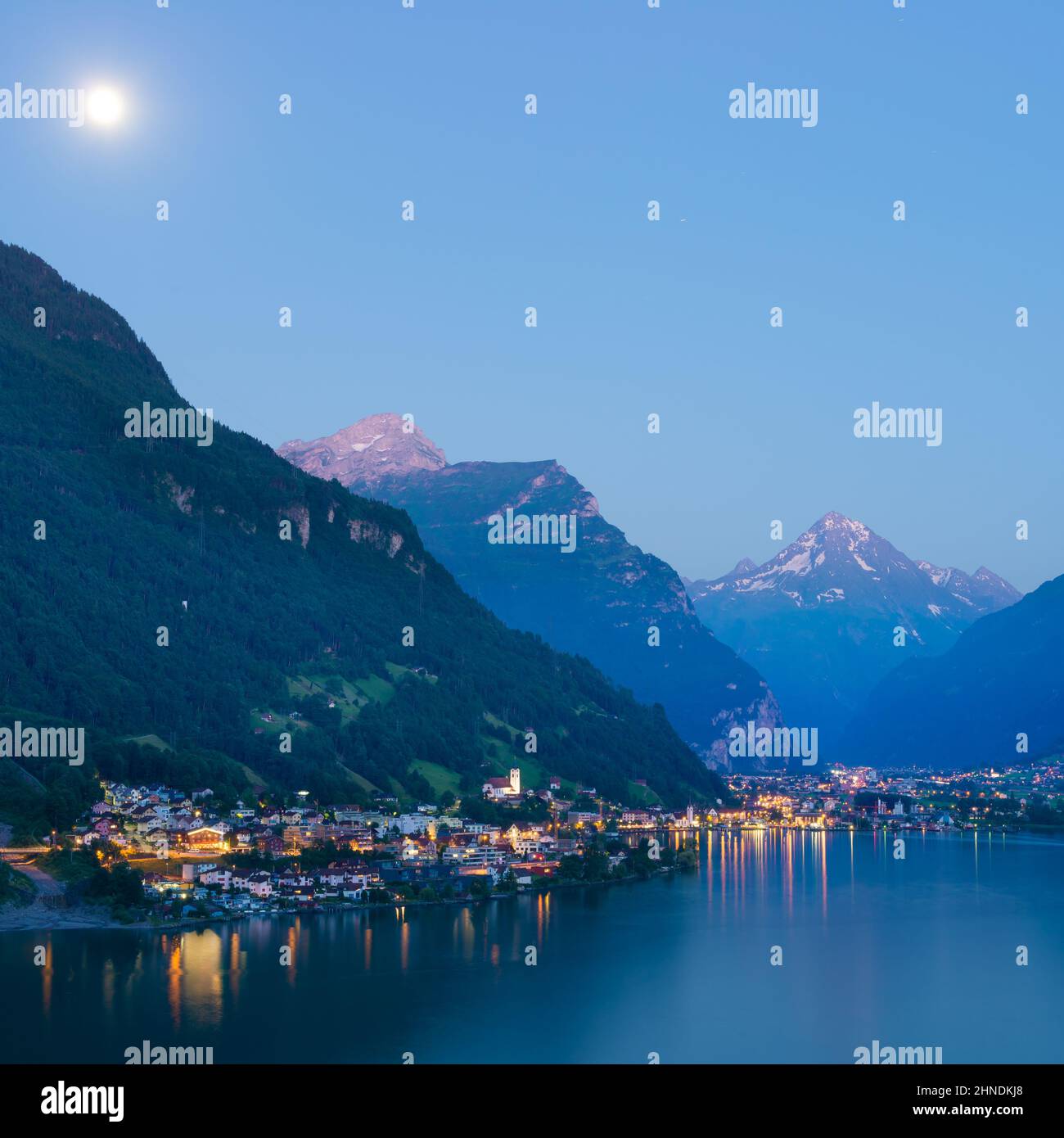 Paysage de nuit. Chalets et maisons traditionnelles en Suisse. Village de montagne en Europe centrale. Canton d'Uri. Altdorf. Banque D'Images