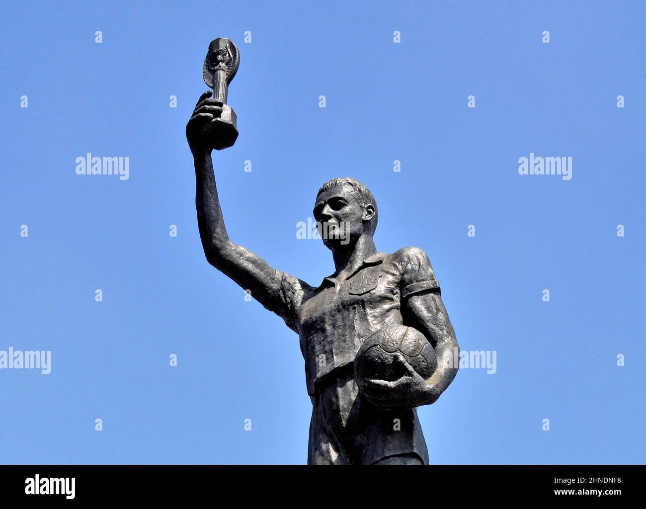 Statue de Hilderaldo Luís Bellini, capitaine de la première équipe de football du Brésil ayant remporté la coupe du monde, par le sculpteur Matthew Fernandes, stade Maracana, Rio Banque D'Images