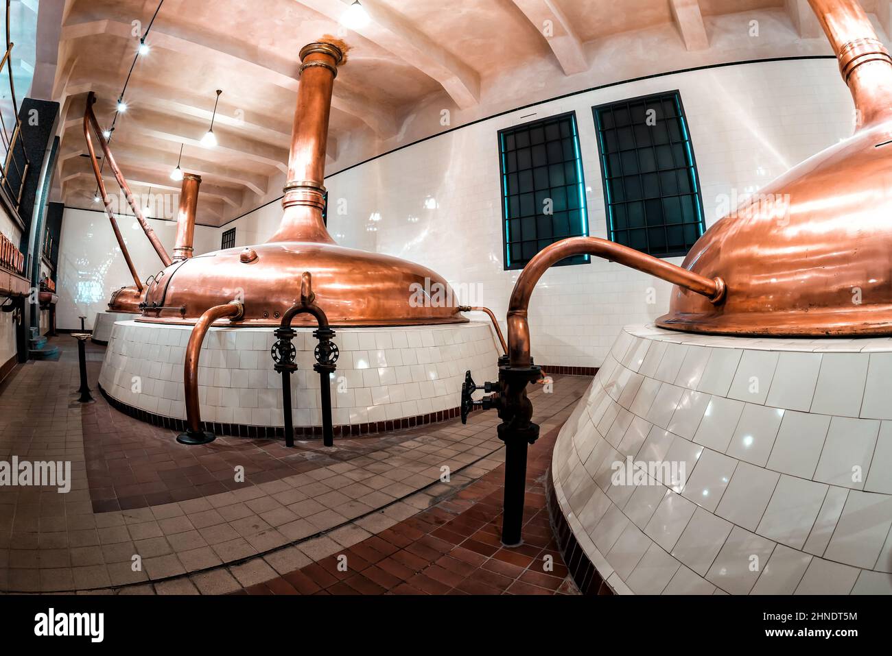 Chaudières de brasserie en cuivre d'époque. Plzen (Pilsen), République tchèque Banque D'Images