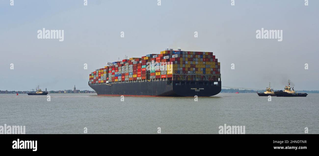Le navire à conteneurs Maersk Edirne est tourné par des remorqueurs au port de Felixstowe. Banque D'Images