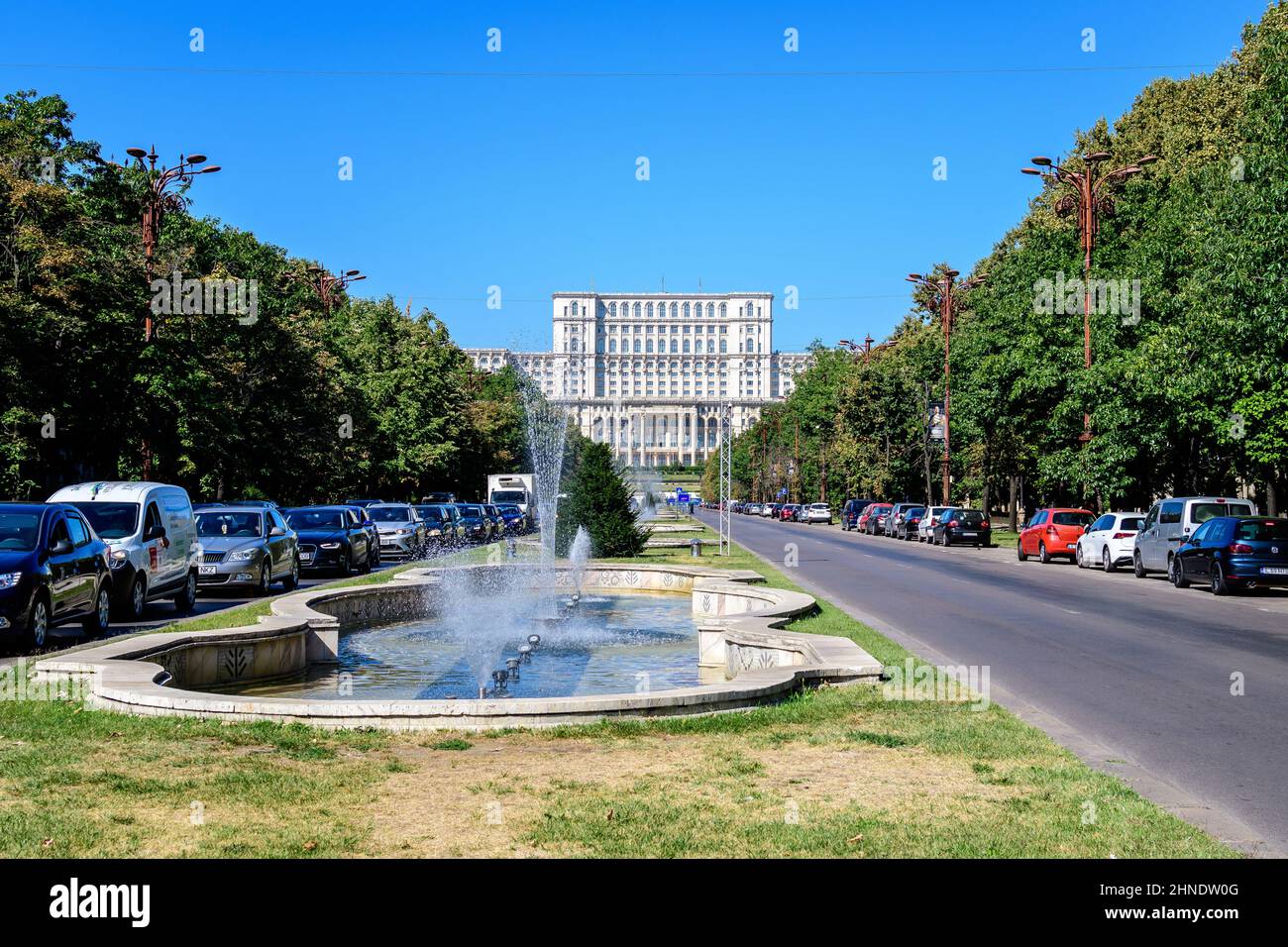 Bucarest, Roumanie, 4 septembre 2021 : fontaine décorative dans la rue près du Palais du Parlement ou de la Maison du peuple (Casa Poporului) dans la Constitution Banque D'Images