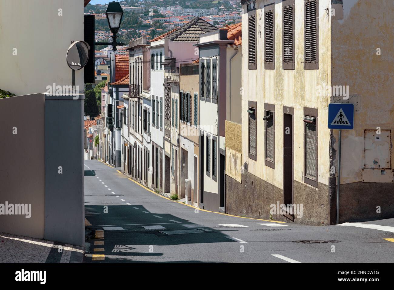 FUNCHAL, PORTUGAL - 29 AOÛT 2021 : c'est l'une des rues résidentielles des vieux quartiers d'altitude de la ville. Banque D'Images