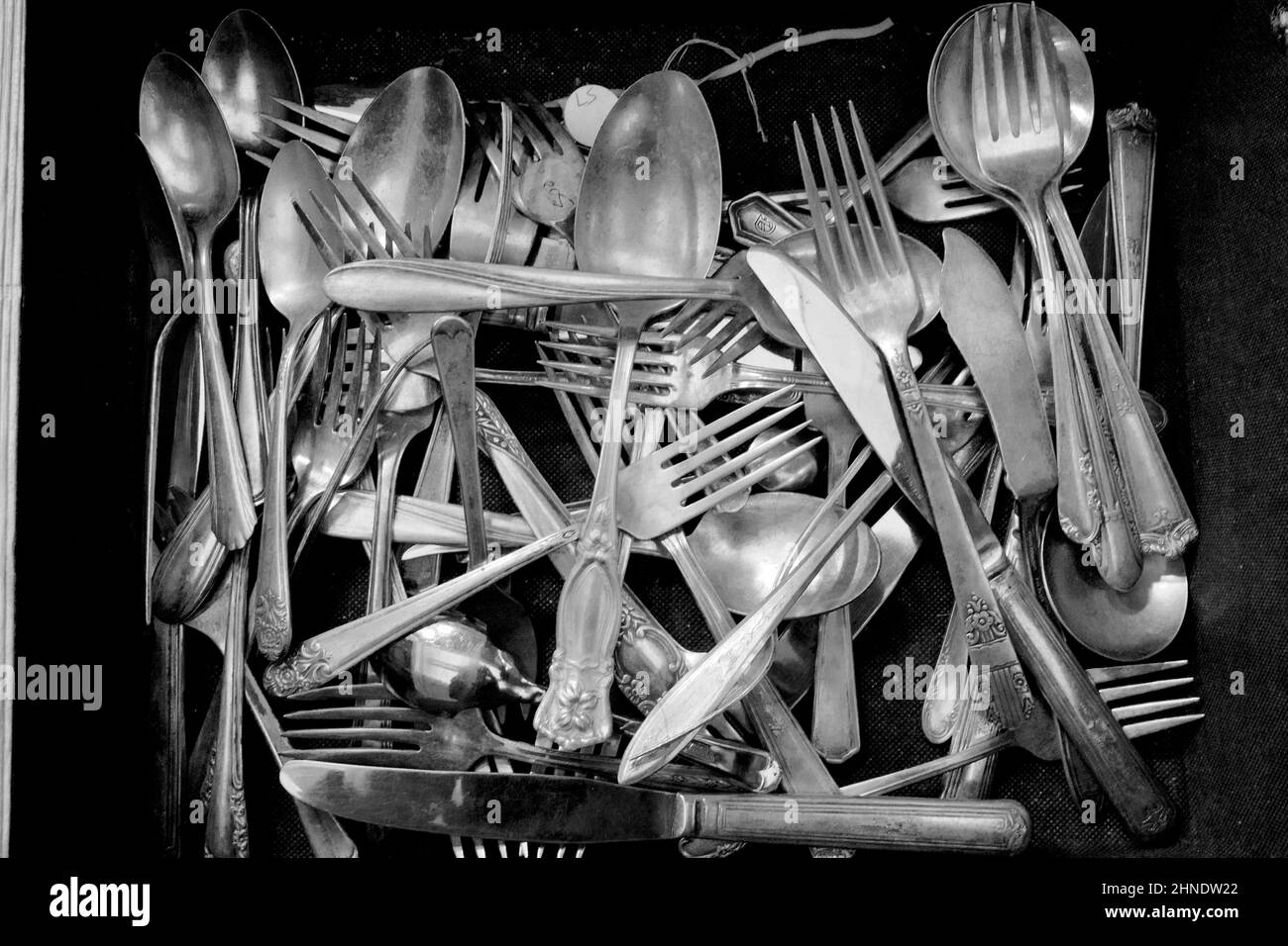 Pile de vieux couverts, y compris des couteaux, des fourchettes et des cuillères, dans la photographie aérienne au marché aux puces de Brooklyn. Banque D'Images