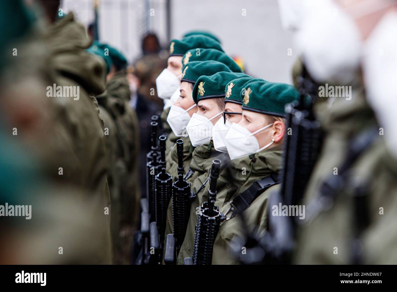 Soldat lituanien de l'OTAN tenant une arme. L'Organisation du Traité de l'Atlantique Nord, également appelée Alliance de l'Atlantique Nord, est une organisation militaire intergouvernementale Banque D'Images