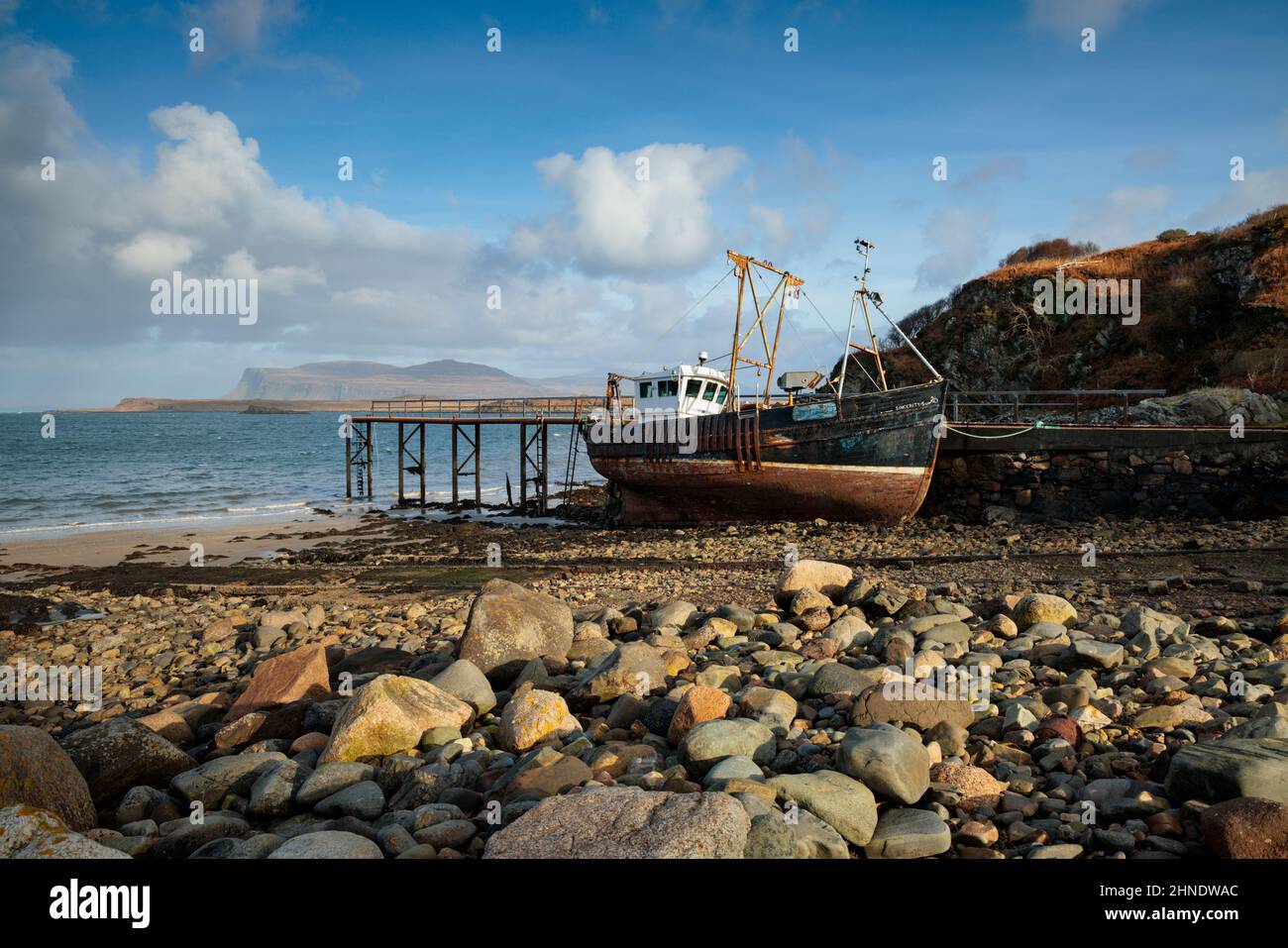Un vieux bateau de pêche rouillé sur l'île de Mull, en Écosse. Banque D'Images