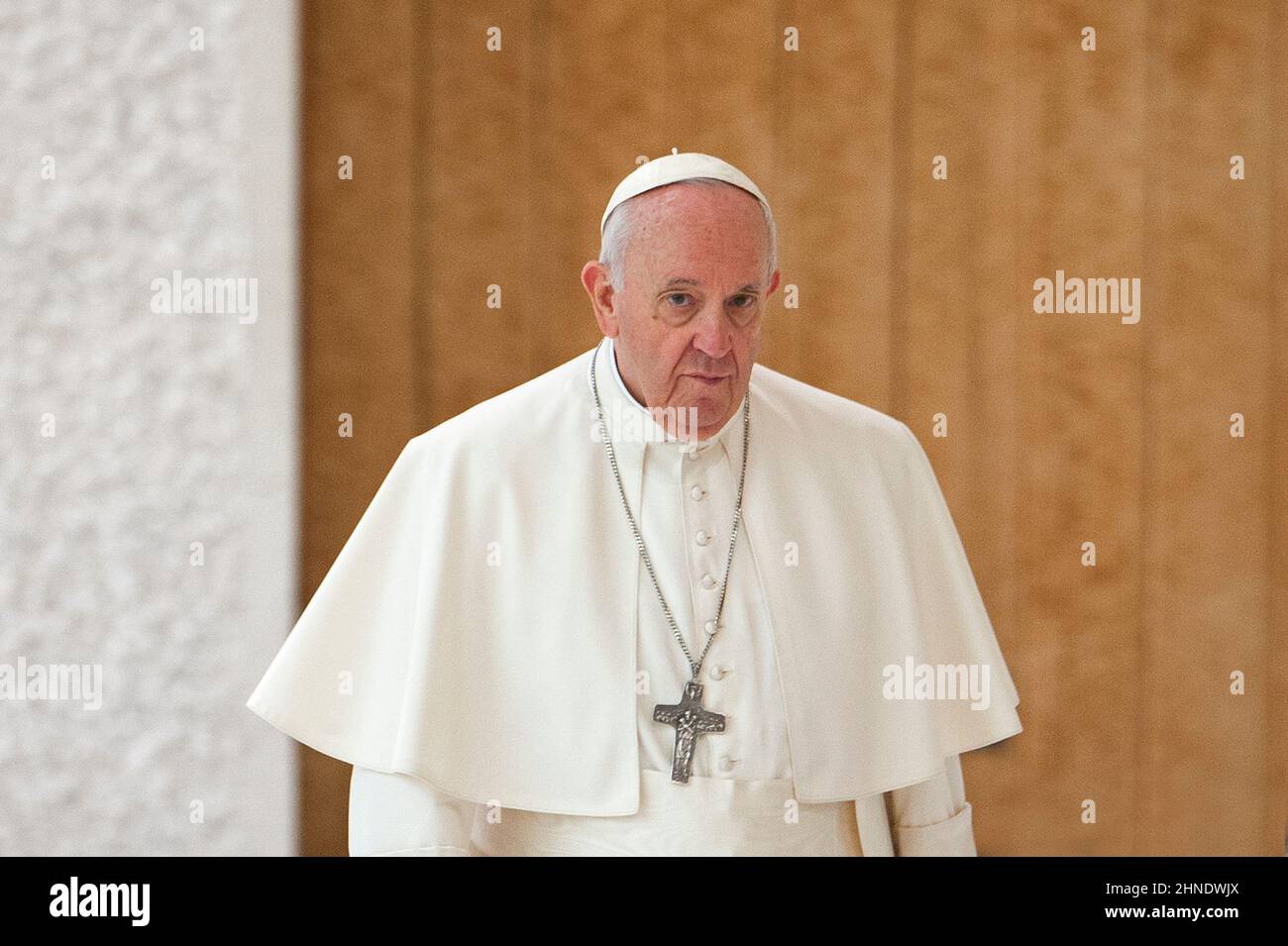 Vatican, Vatican. 16th févr. 2022. Italie, Rome, Vatican, 2022/02/16. Le pape François dirige le public hebdomadaire général dans le Paolo VI Hall, Vatican . Photo par Alessia Giuliani /Catholic Press photo. LIMITÉ À UNE UTILISATION ÉDITORIALE - PAS DE MARKETING - PAS DE CAMPAGNES PUBLICITAIRES. Crédit : Agence photo indépendante/Alamy Live News Banque D'Images