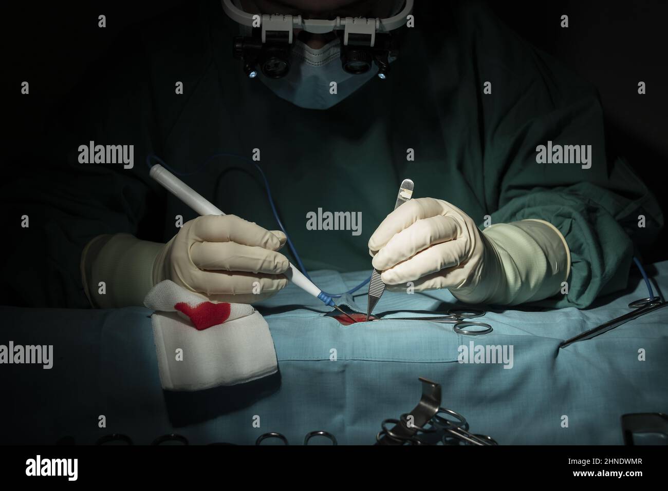 Portrait de la jeune femme chirurgien, portant un masque et un masque chirurgical, devant un fond noir. Banque D'Images