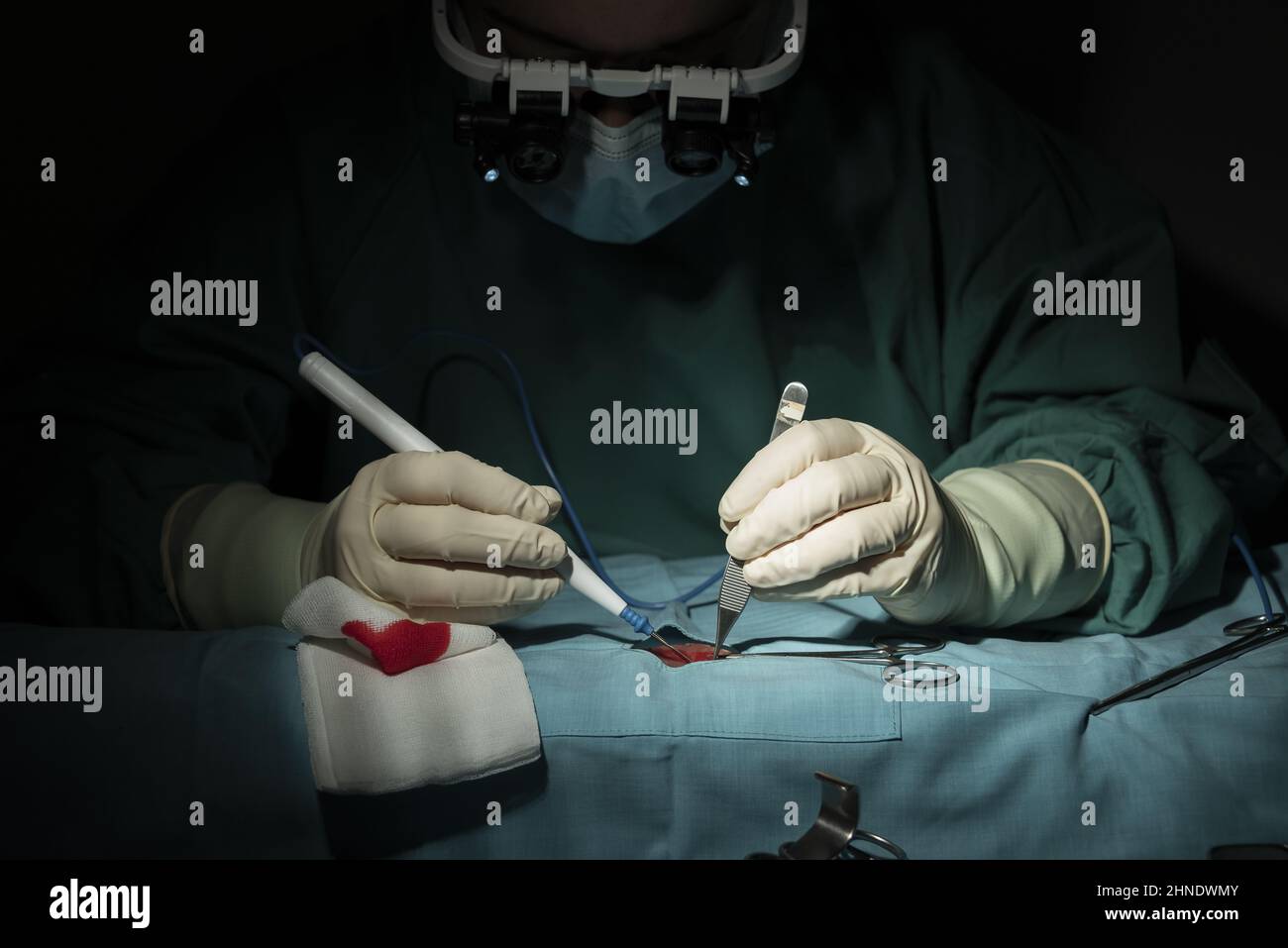 Portrait de la jeune femme chirurgien, portant un masque et un masque chirurgical, devant un fond noir. Banque D'Images