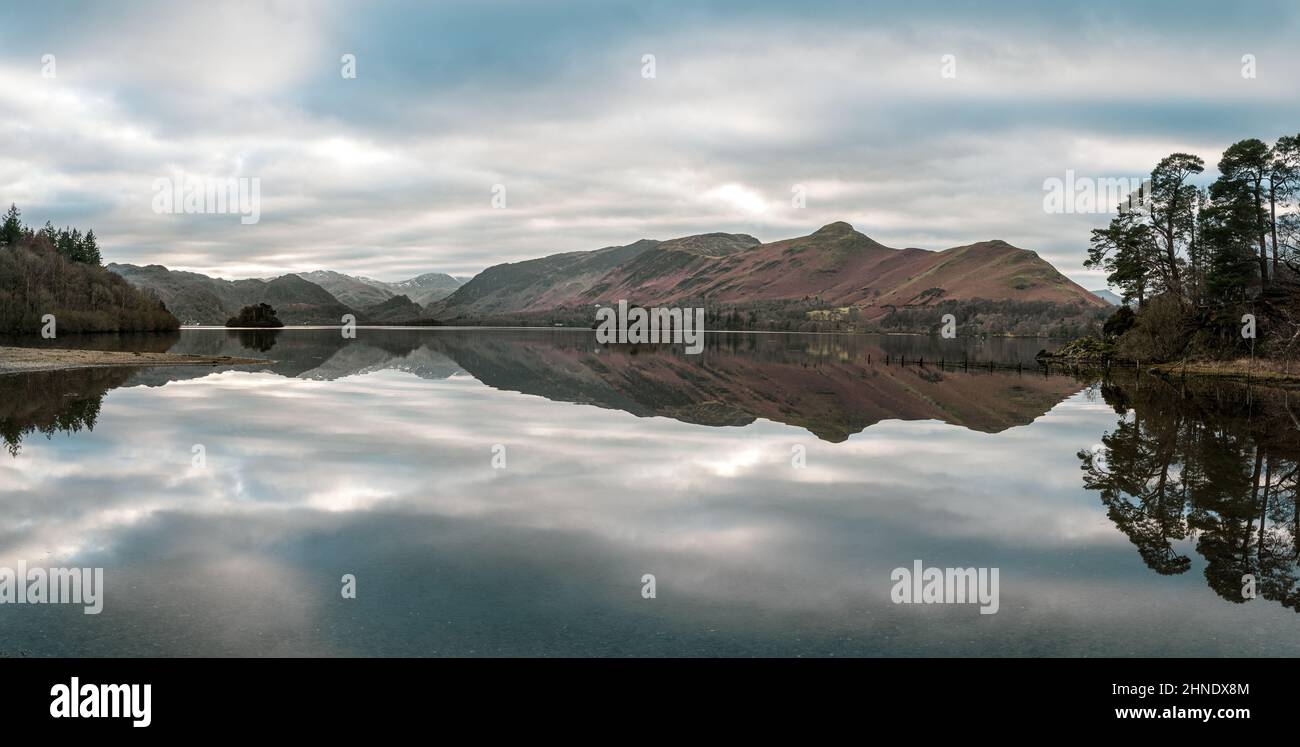 Vue panoramique de la crête de Cat Bells reflétée dans Derwent Water près de Keswick Banque D'Images