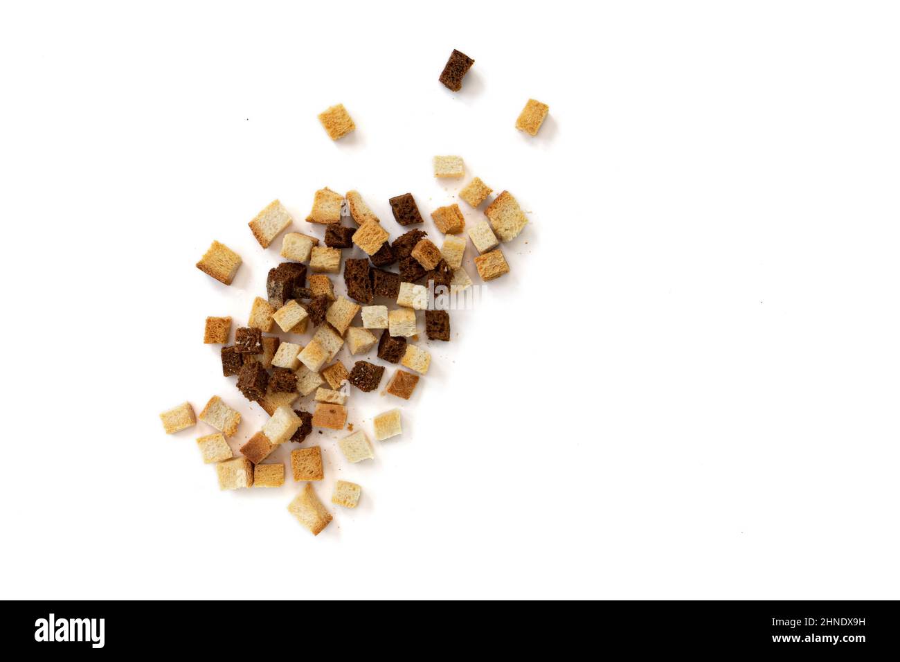 pile de croûtons de pain faits maison isolés sur fond blanc, vue de dessus, cubes de pain croustillants, chapelure de seigle et de blé, crouoton ou crackers torréfiés cub Banque D'Images