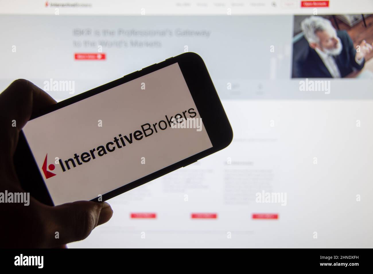 Rheinbach, Allemagne 24 février 2022, le logo de la marque « Interactive Brokers » sur l'affichage d'un smartphone devant le site Banque D'Images
