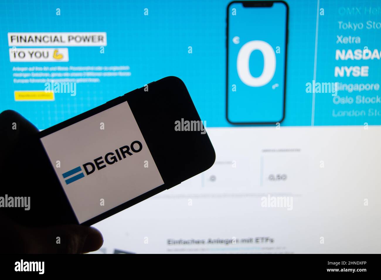 Rheinbach, Allemagne 15 février 2022, le logo de la société européenne de courtage 'Degiro' sur l'affichage d'un smartphone devant le site Banque D'Images