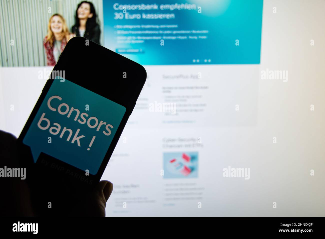 Rheinbach, Allemagne 15 février 2022, le logo de la marque « Consors Bank » sur l'affichage d'un smartphone devant le site Web (en particulier le logo de la marque) Banque D'Images