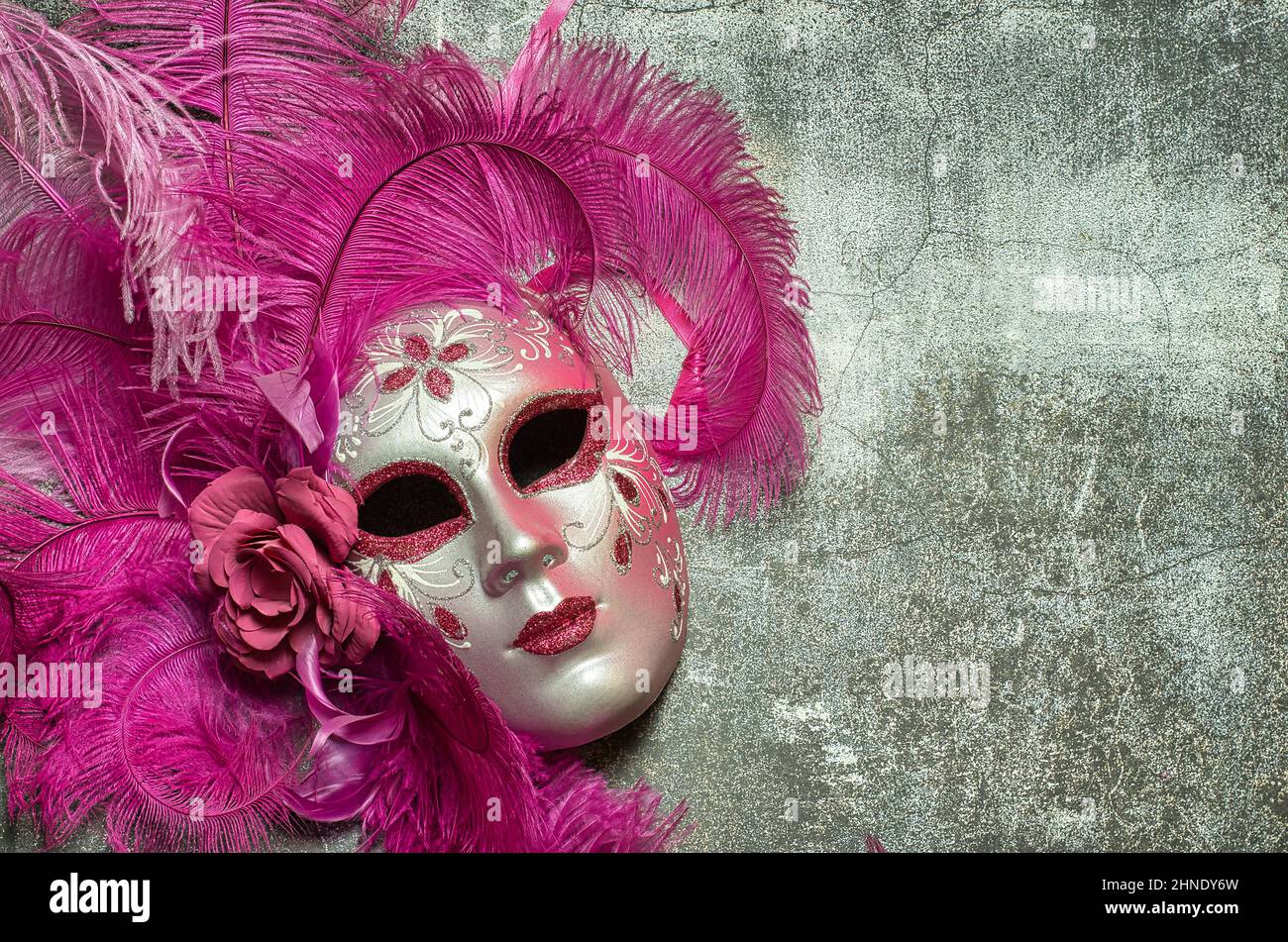 Masque de carnaval fait main à venise. Le masque est fait de papier mâché  et représente le visage d'une femme, est de couleur rose et décoré de  plumes Photo Stock - Alamy