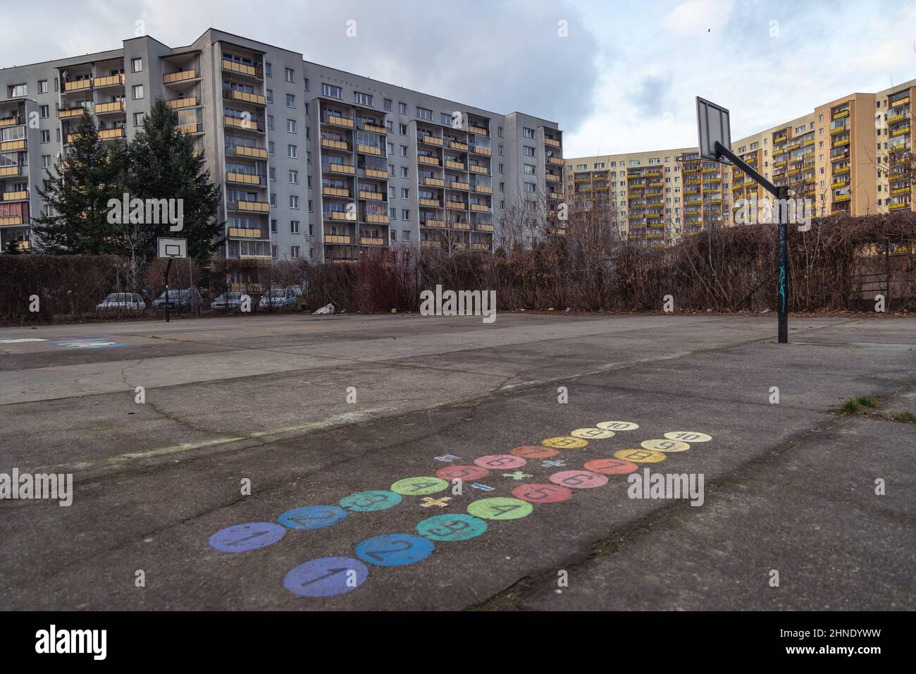 Terrain de basket-ball extérieur dans le sous-quartier de Goclaw à Varsovie, capitale de la Pologne Banque D'Images