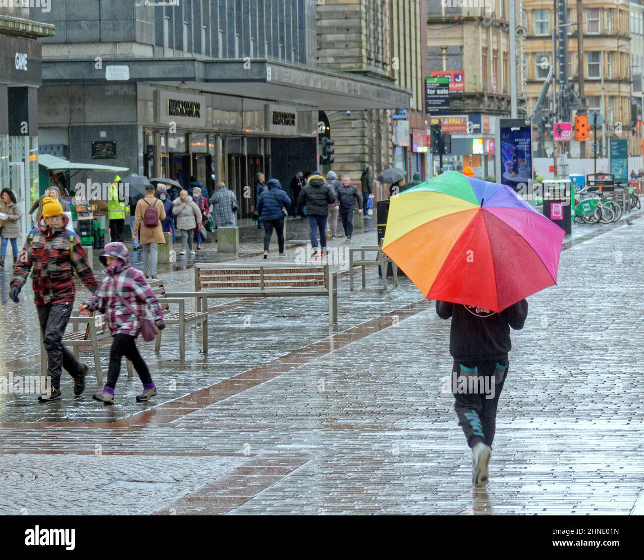 Glasgow, Écosse, Royaume-Uni 16th février 2022. Météo au Royaume-Uni: La pluie est revenue avec de grands vents comme les débuts de Storm Dudley et Storm Eunice balayage dans la ville avec de forts vents plus tard et les inondations sur la grande route de l'Ouest a vu des lignes de trafic provisoirement se déplacer à travers l'inondation . Crédit Gerard Ferry/Alay Live News Banque D'Images