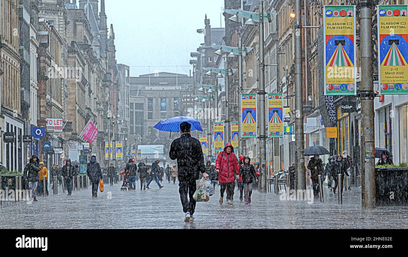Glasgow, Écosse, Royaume-Uni 16th février 2022. Météo au Royaume-Uni: La pluie est revenue avec de grands vents comme les débuts de Storm Dudley et Storm Eunice balayage dans la ville avec de forts vents plus tard et les inondations sur la grande route de l'Ouest a vu des lignes de trafic provisoirement se déplacer à travers l'inondation . Crédit Gerard Ferry/Alay Live News Banque D'Images