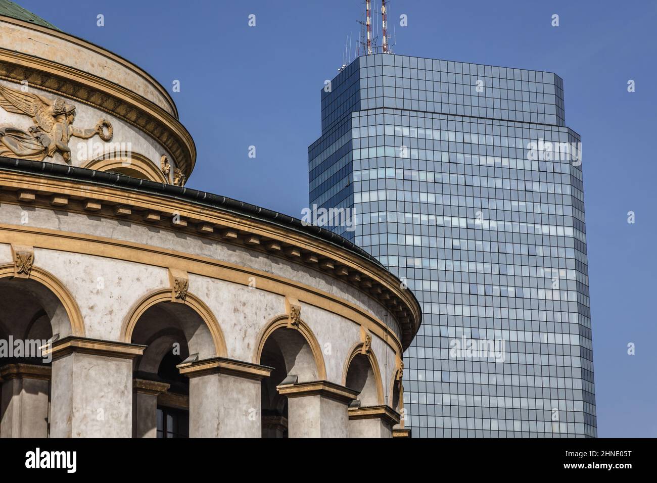 Blue SkyscrapeCorner de l'ancienne Bourse et de la Banque de Pologne et Blue Skyscraper sur la place Bank à Varsovie, capitale de la Pologne Banque D'Images