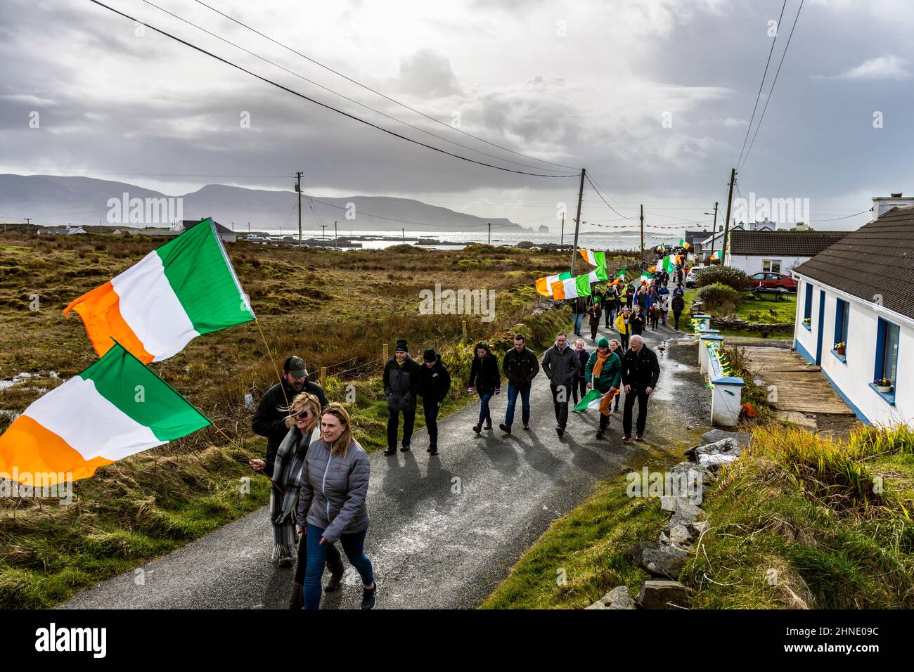 Les villageois participent à la parade de la Saint-Patrick, près du village côtier de Rosbeg, dans le comté de Donegal, en Irlande Banque D'Images