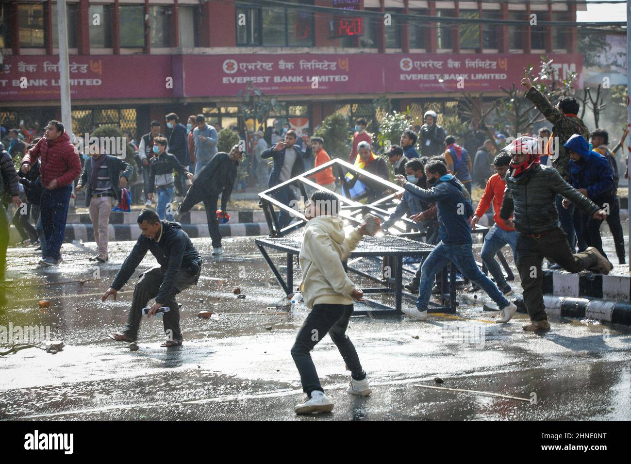 Katmandou, Népal. 16th févr. 2022. Des manifestants hurle des briques et des pierres à la police anti-émeute lors d'une manifestation à Katmandou. Différents partis politiques ailes de jeunes s'opposent à la police népalaise en dehors du Parlement fédéral pour protester contre le pacte du compte du Millénaire Népal (MCA-Népal) avec Millennium Challenge Corporation (MCC), une AIDE américaine à Katmandou. Crédit : SOPA Images Limited/Alamy Live News Banque D'Images