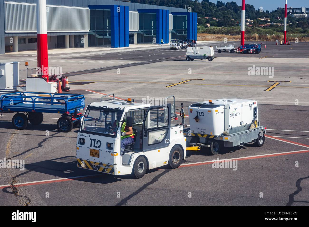 Unité de puissance terrestre sur l'aéroport international de Corfou Ioannis Kapodistrias sur une île grecque de Corfou également appelée Kerkyra, dans la ville de Corfou Banque D'Images Unité de puissance terrestre sur l'aéroport international de Corfou Ioannis Kapodistrias sur une île grecque de Corfou également appelée Kerkyra, dans la ville de Corfou Banque D'Images