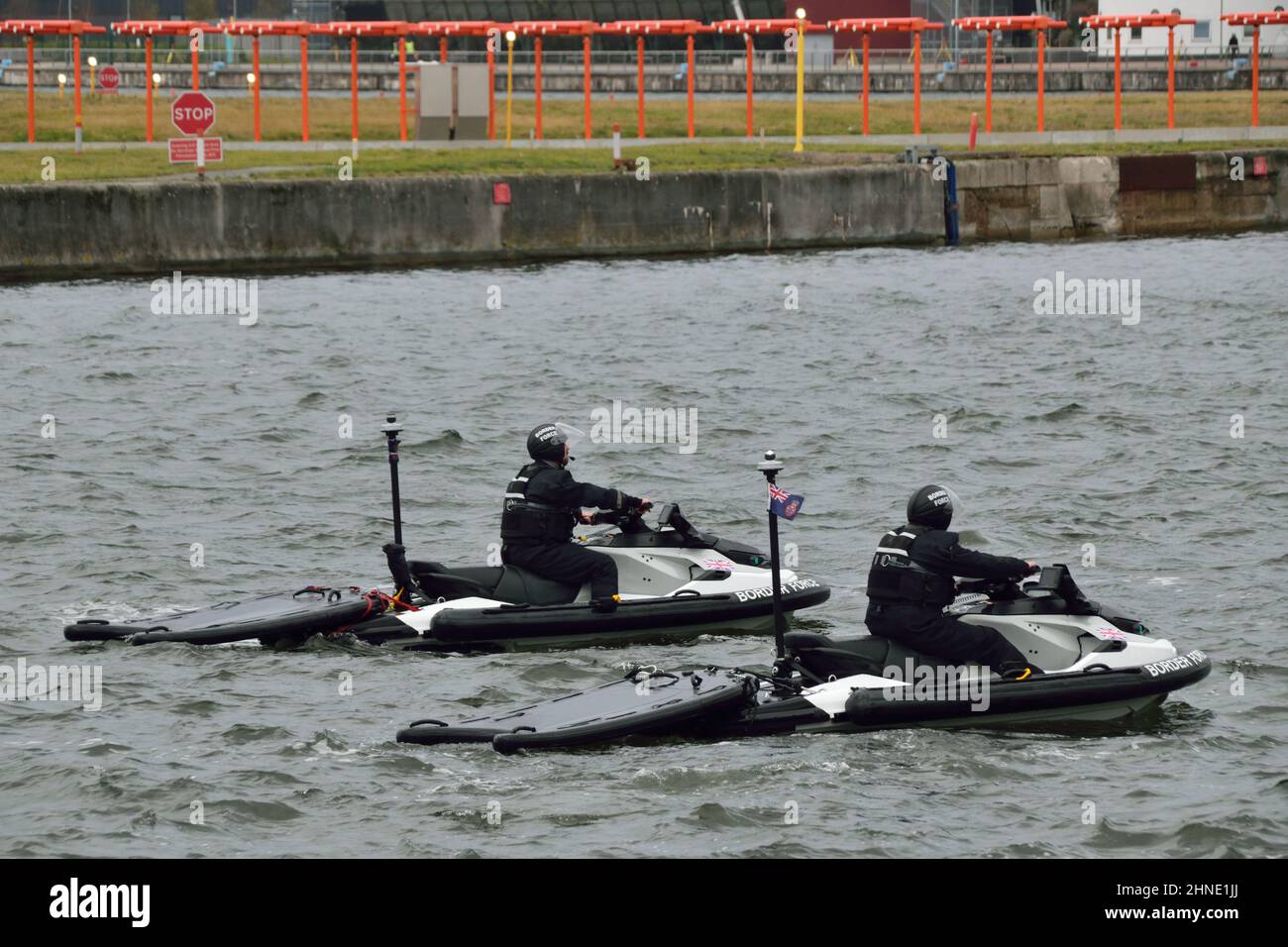 Les bureaux de la Force frontalière du Royaume-Uni entreprennent un exercice de formation à l'aide de Jet skis dans l'est de Londres Banque D'Images