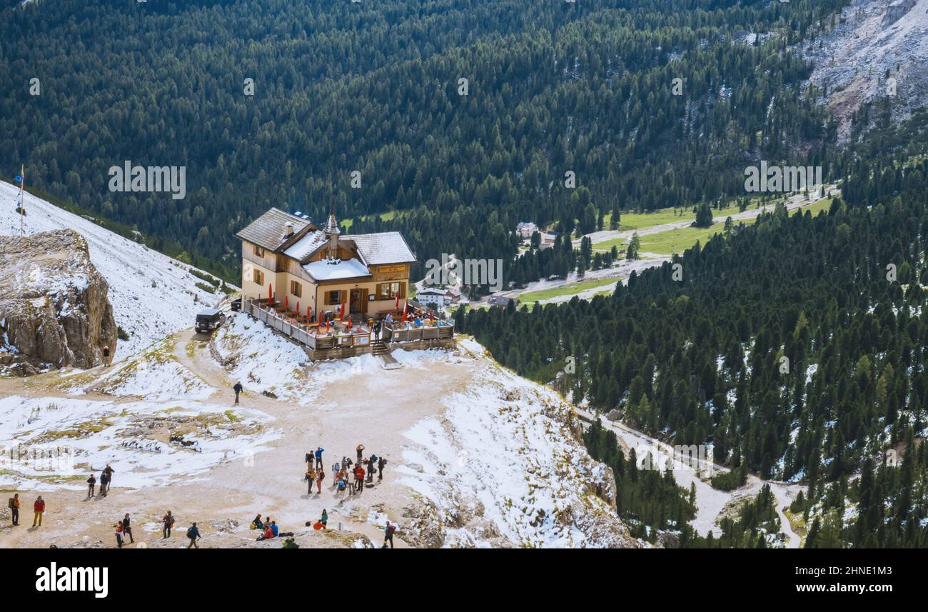 Première neige en Dolomites, Rosegarten, Strada de refugio. Beauty World Banque D'Images