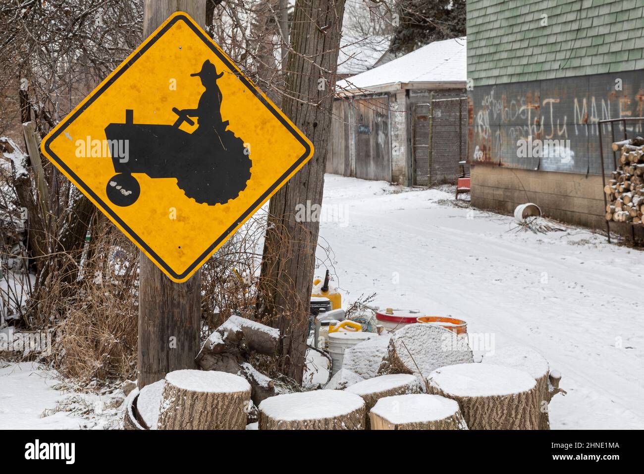 detroit-michigan-un-panneau-avertit-des-tracteurs-qui-traversent-une