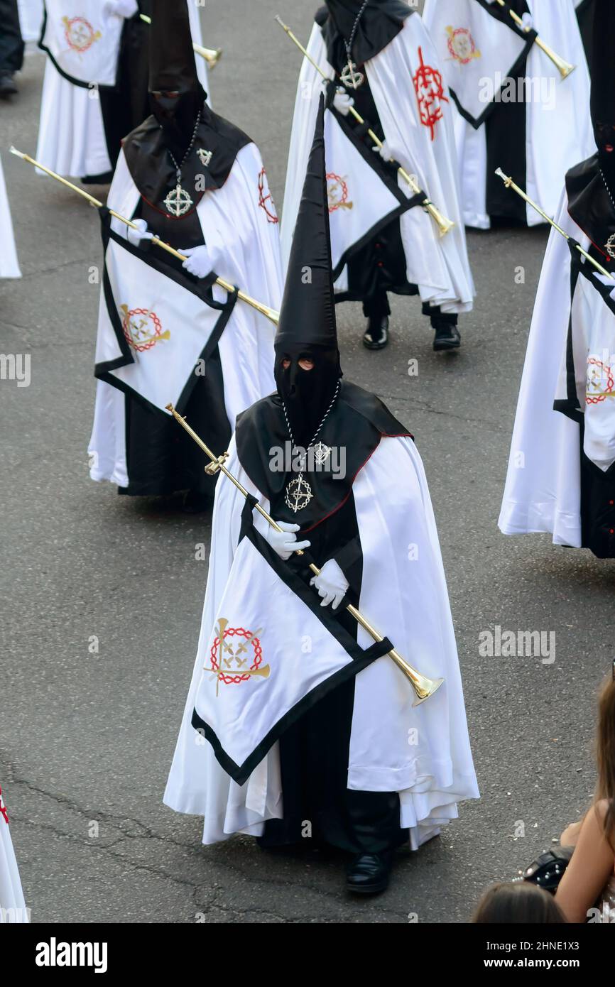 Pénitence avec clarinette dans la procession de la semaine de Pâques de la Fraternité de Jésus dans sa troisième chute le lundi Saint à Zamora, Espagne. . Banque D'Images