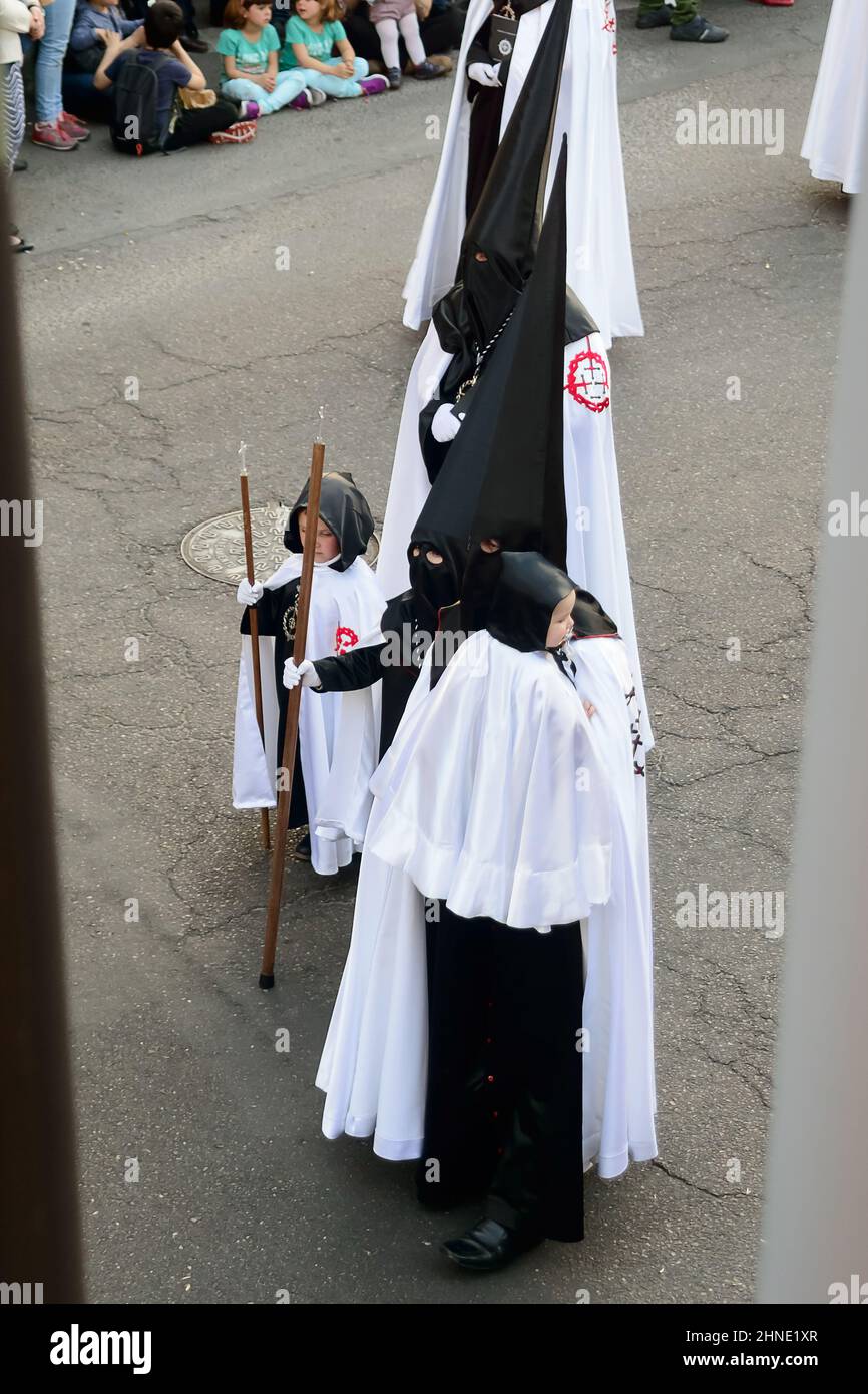 Pénitents dans la semaine de Pâques procession de la Fraternité de Jésus dans sa troisième automne le lundi Saint à Zamora, Espagne. Banque D'Images