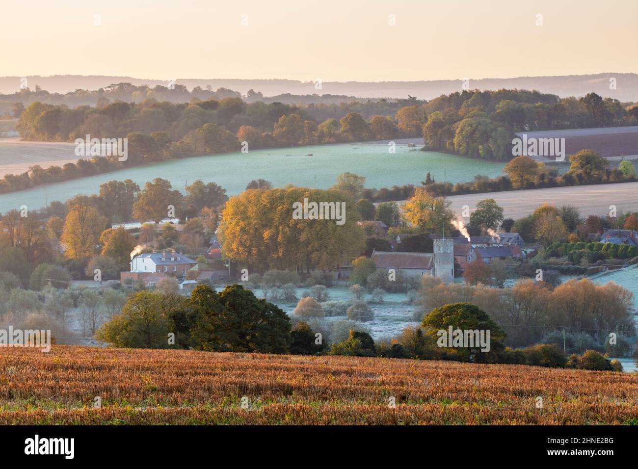 Lever de soleil en automne au-dessus du village de Great Shefford dans la vallée de Lambourn, Great Shefford, près de Newbury, Berkshire, Angleterre, Royaume-Uni, Europe Banque D'Images
