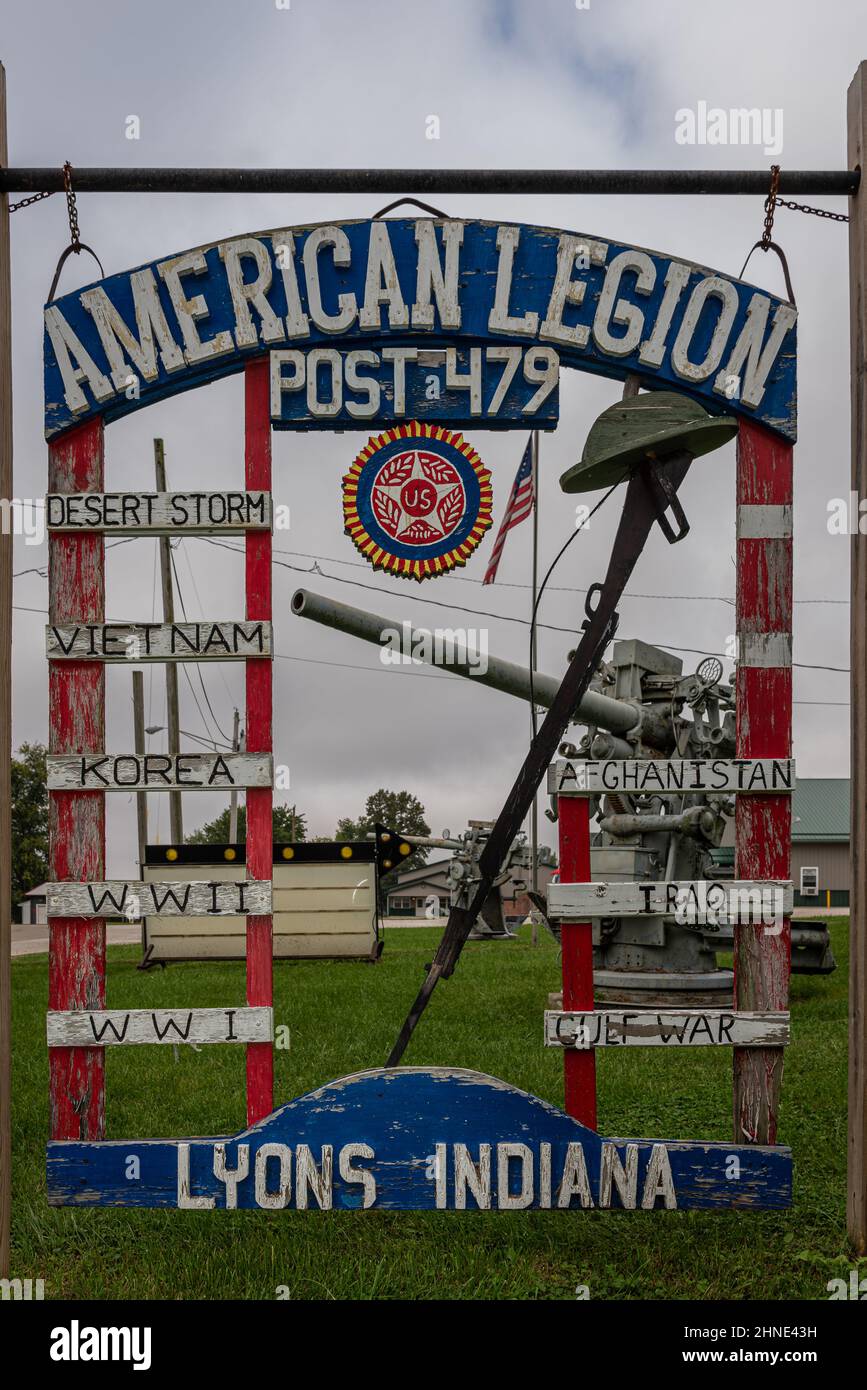 Un panneau en bois peint en rouge, blanc et bleu pour la légion