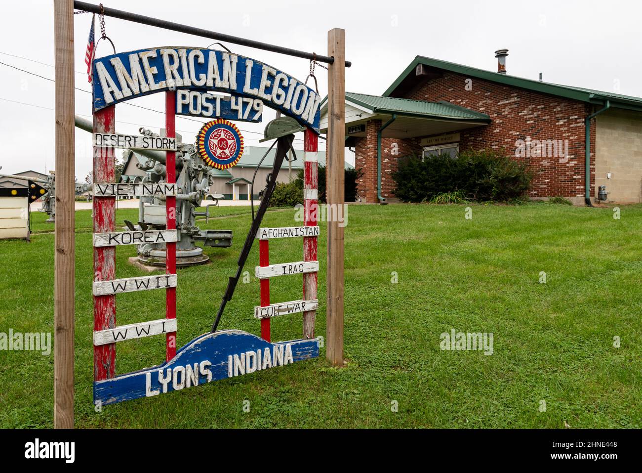 Un signe rouge, blanc et bleu fait de wof pour American Legion Post 479 à Lyon, Indiana. Banque D'Images