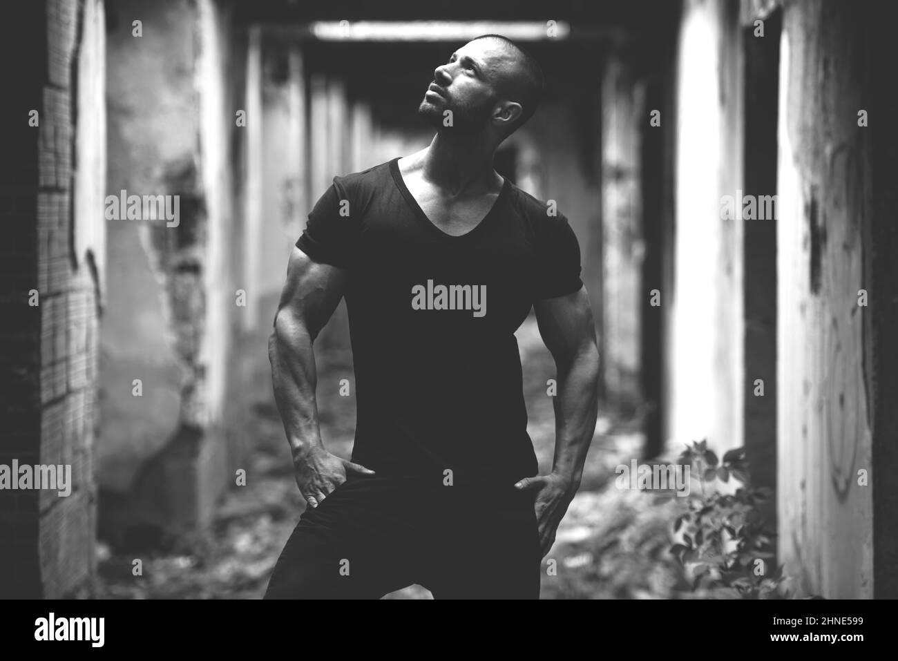 Portrait d'un jeune homme physiquement Fit montrant son corps bien formé Banque D'Images