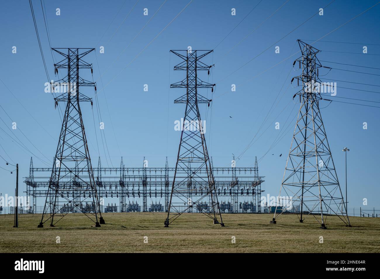 De grandes tours de transmission d'électricité contrôlent l'énergie hydroélectrique à Hendersonville, Tennessee. Banque D'Images