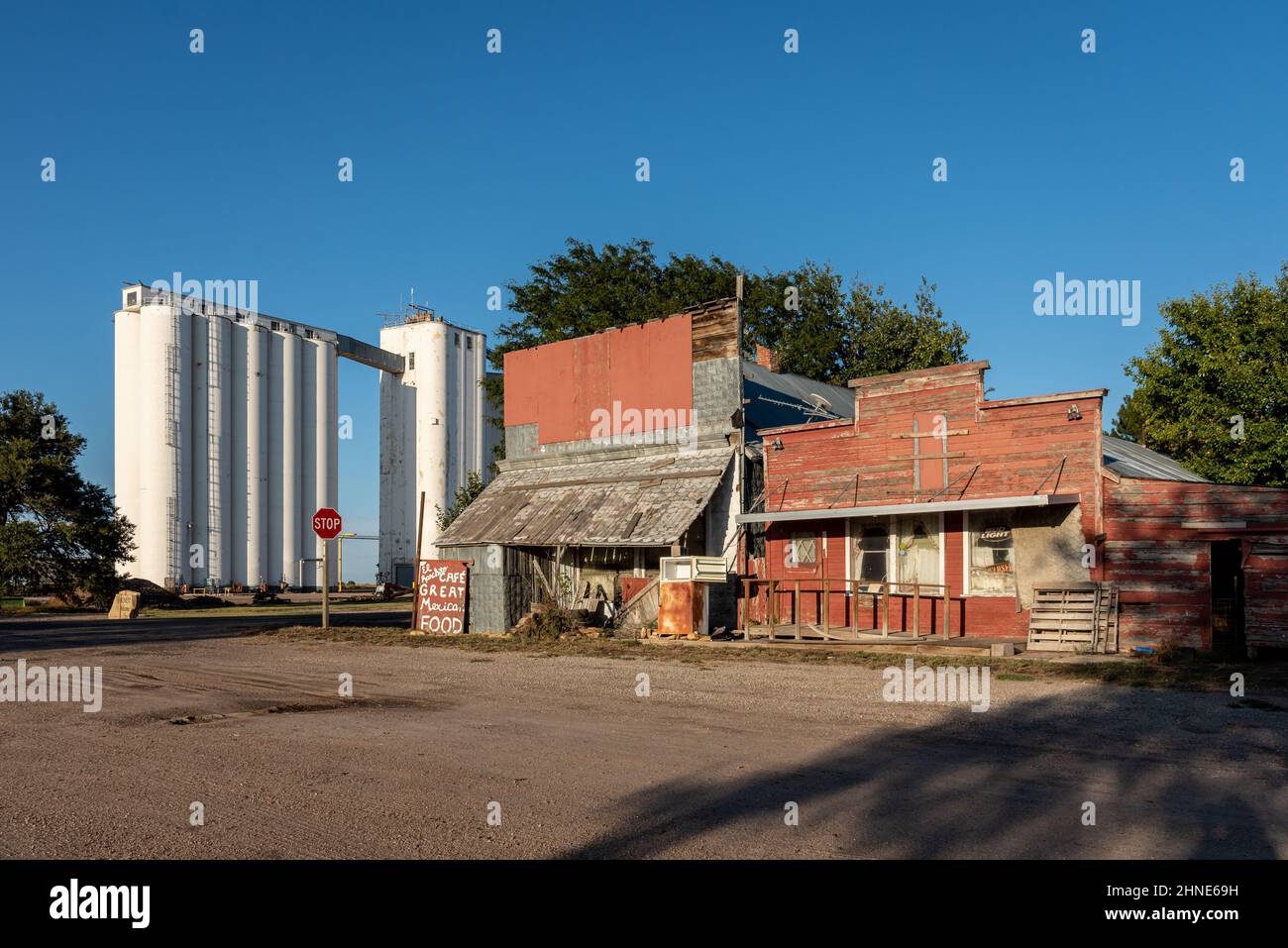 Un restaurant abandonné, en faillite, dans un état de délabrement, et un élévateur à grain dans le midwest des États-Unis à page City, Kansas, États-Unis. Banque D'Images