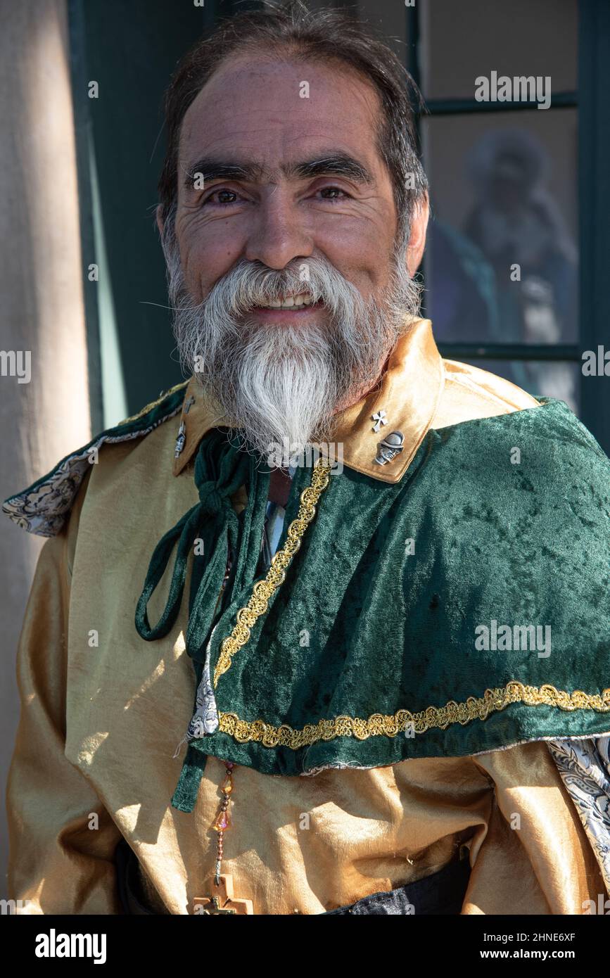 Un homme vêtu en costume de conquistador pour la fête religieuse annuelle, Fiesta de Santa Fe, à Santa Fe, Nouveau Mexique, États-Unis. Banque D'Images