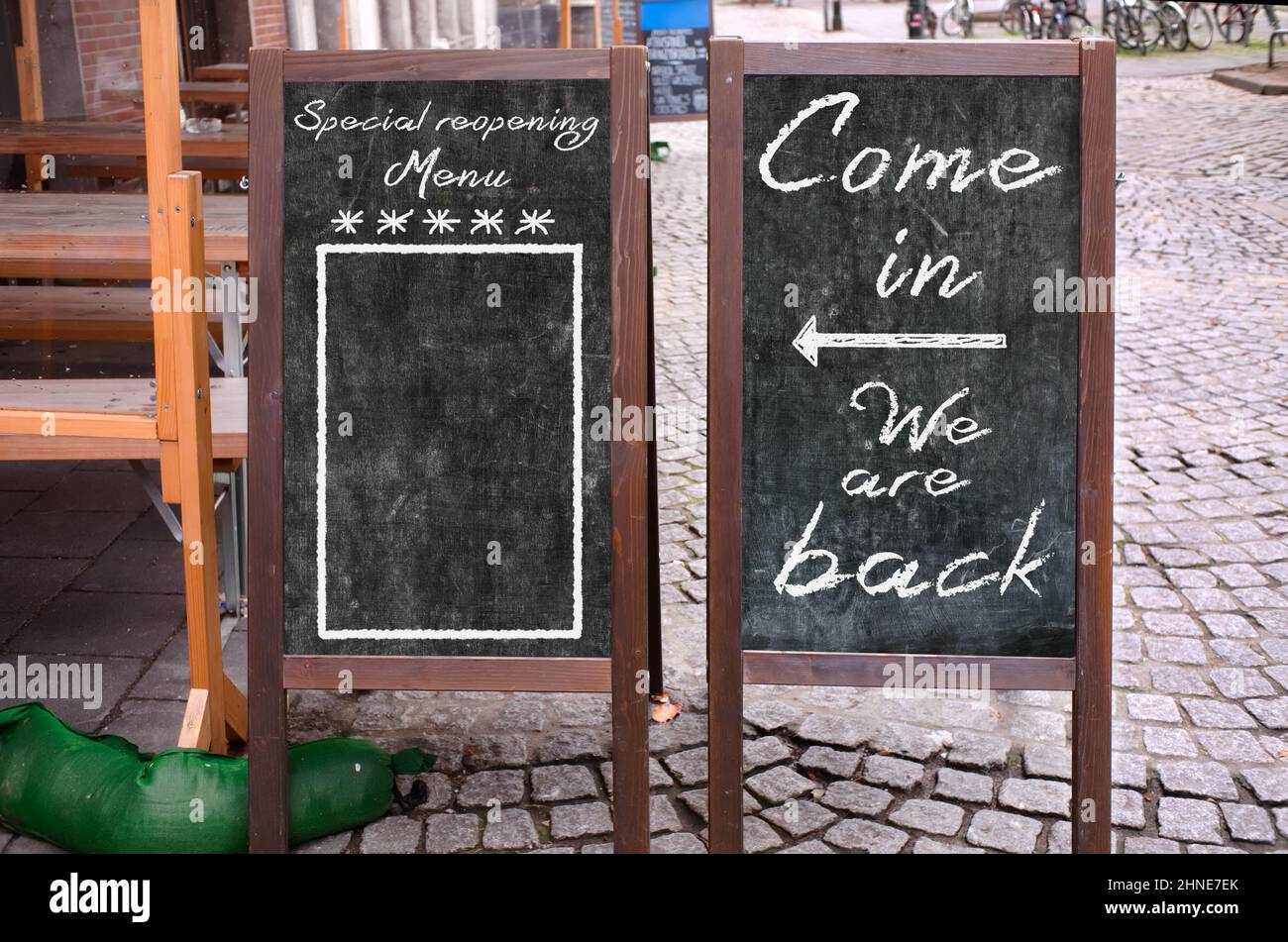 panneau ouvert, restaurant ou café prêt à servir après le confinement de la couronne, tableau noir avec espace vide pour le menu, la nourriture et les boissons, réouverture des affaires après c Banque D'Images panneau ouvert, restaurant ou café prêt à servir après le confinement de la couronne, tableau noir avec espace vide pour le menu, la nourriture et les boissons, réouverture des affaires après c Banque D'Images