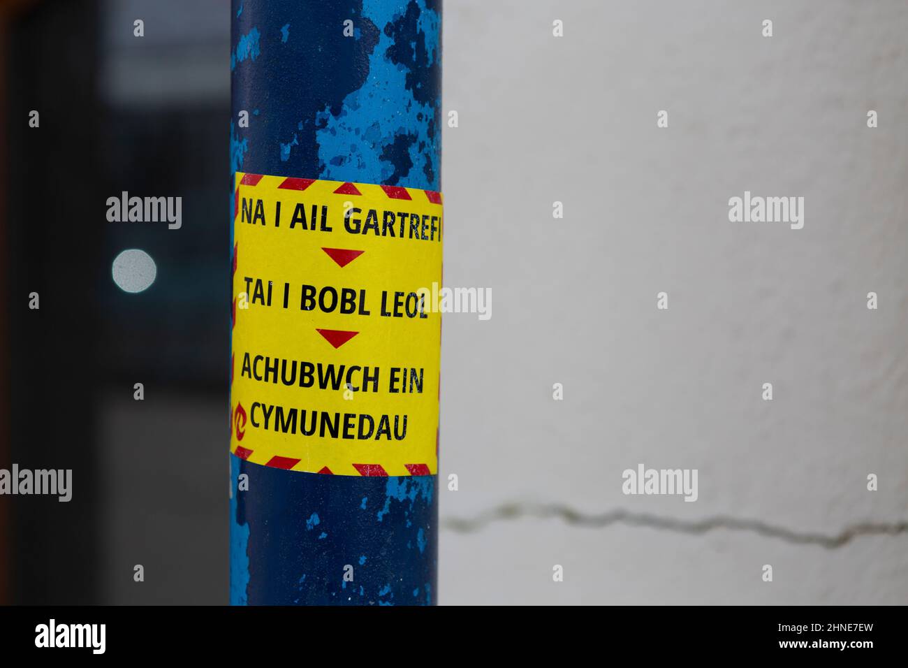 Cymdeithas an Iaith Gymraeg étiquette de langue galloise sur le lampost lit 'No to second Homes. Maisons pour les habitants de la région. Save Our Communities » Banque D'Images