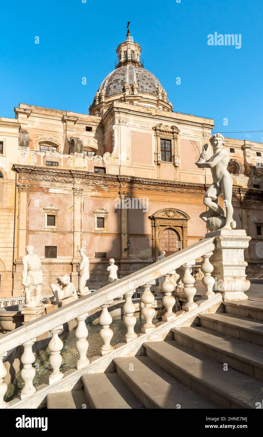 Vue sur l'église Sainte Catherine avec la statue en marbre de la fontaine de Pretoria devant, Palerme, Sicile, Italie Banque D'Images