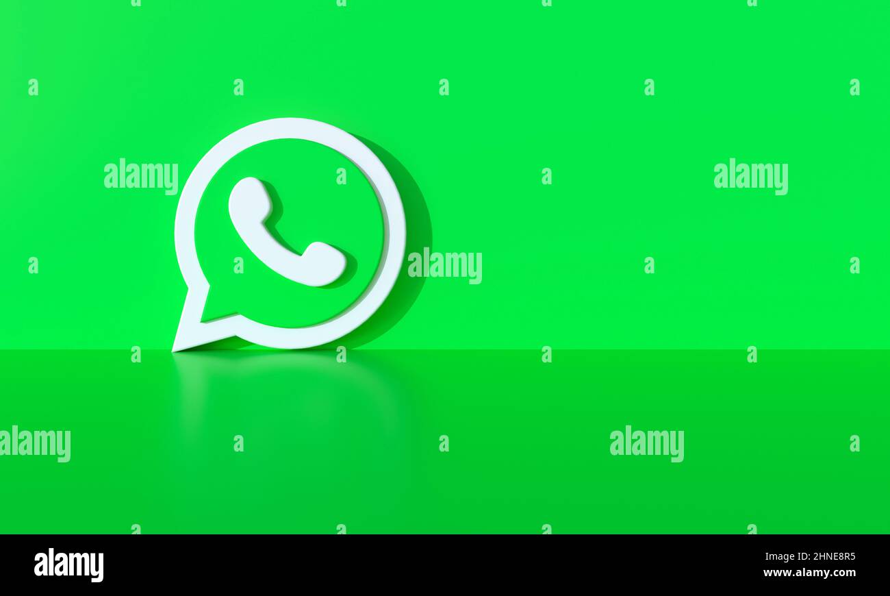 Logo WhatsApp sur fond de mur vert avec ombre dure et espace pour le texte et les graphiques. 3D rendu. Banque D'Images